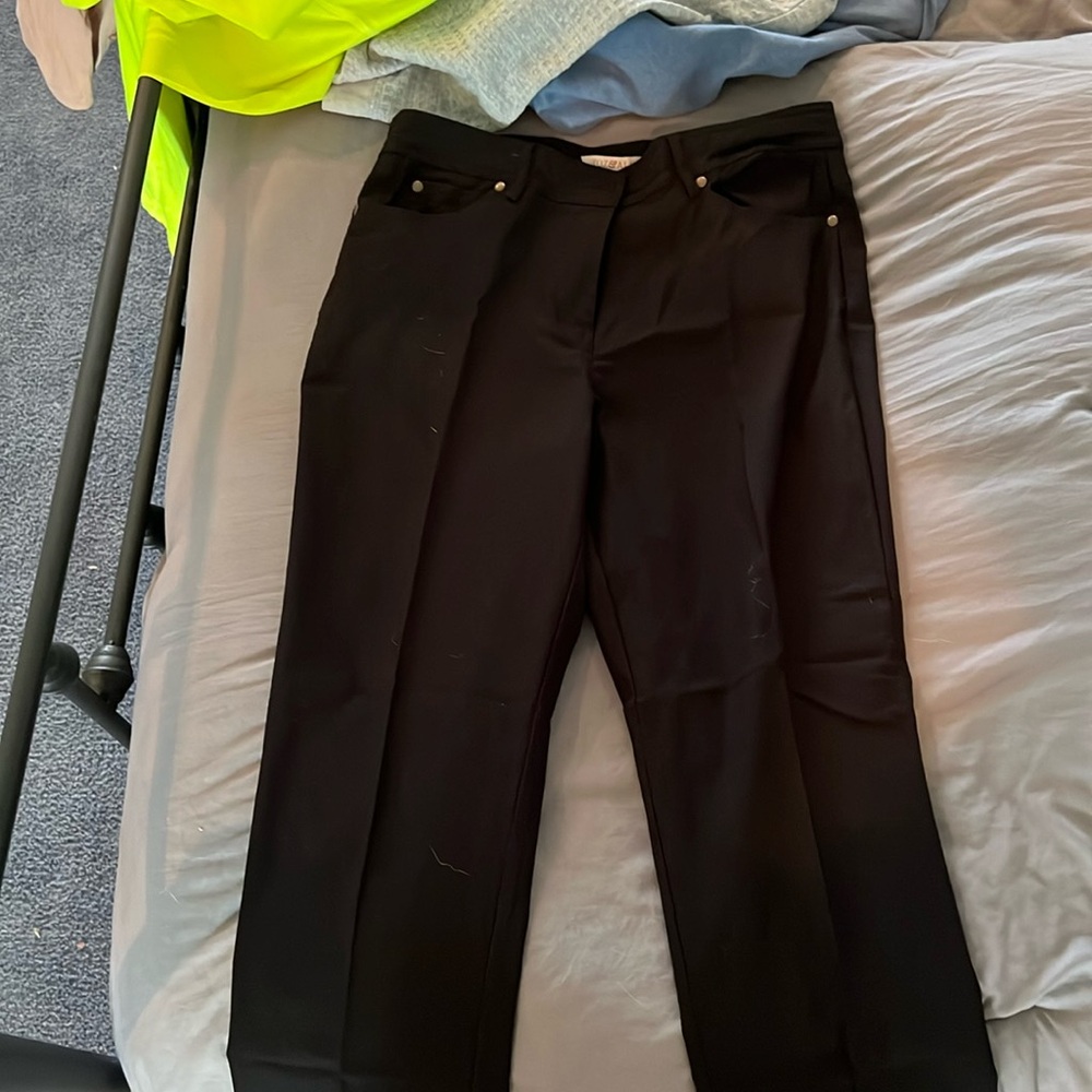 Straight leg, stretching jeans. Standard jean pockets